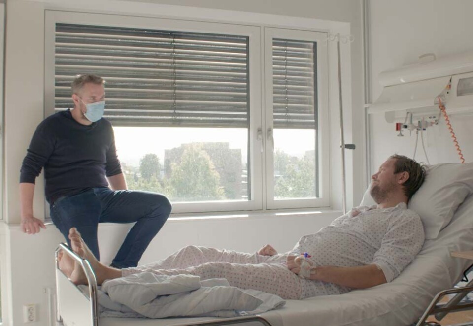 På sykebesøk: Selv operasjonen og nyretransplantasjonen ble utsatt flere ganger som en følge av pandemien og koronaviruset. Her Andreas Bakka Hjertø på sybesøk hos bestekompisen. Foto: LNT.