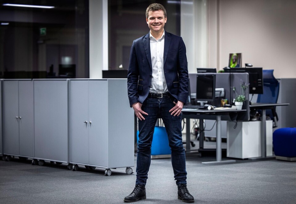 Setter dagsorden: Bildet av ansvarlig redaktør Lars Håkon Grønning er ikke fra i dag, men E24-redaktøren er ikke i noe dårligere humør etter at næringslivsavisen igjen har satt dagsorden og fått Høyre-leder Erna Solberg til å erkjenne at hun trolig har vært inhabil i enkelte saker som følge av ektemannens aksjehandler.