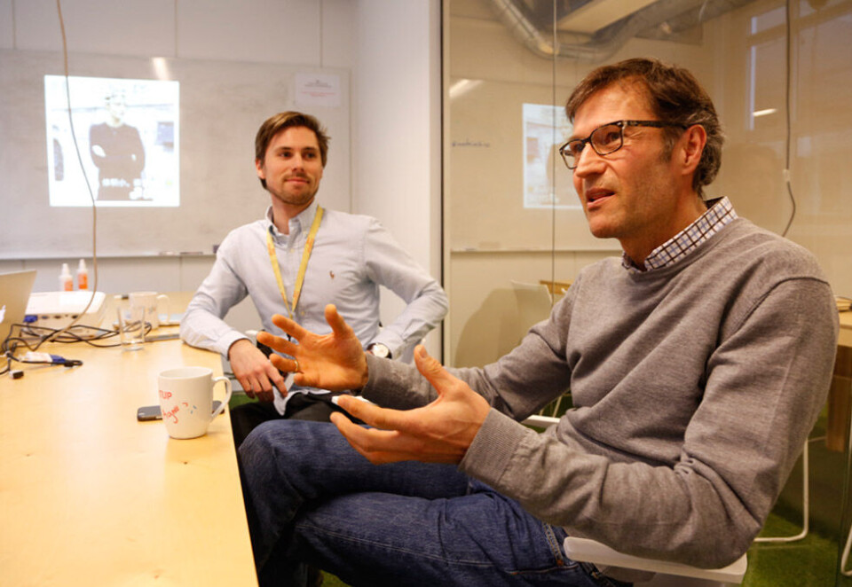 Engleinvestor: Jon Grøholdt har tatt på seg rollen som engleinvestor for de to unge gründerne bak Tise. Her sammen med Axel Franck Næss. Grøholdt jobbet tidligere i TVNorge og TV 2 før han prøvde seg som konsulent, men sier han trives bedre i den rolllen han har i dag. Foto: Eivor Eriksen.