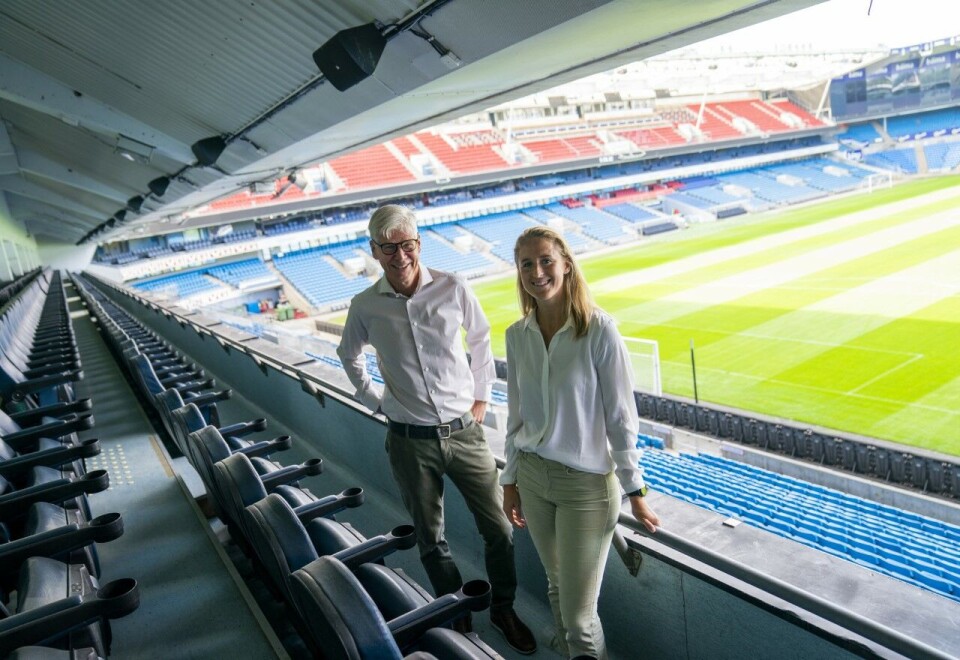 Budsjettene øker: Leif Øverland, administrerende direktør i Norsk Toppfotball og Emilie Finnevolden Gooderham, manager i Deloitte, forteller om en voksende økonomi og økte budsjetter hos de beste, norske fotballklubbene. Her de to på nasjonalarenaen Ullevaal Stadion denne uken. Foto: Fredrik Varfjell / NTB