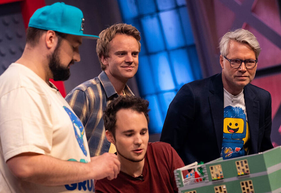 Ny brikke i helgemenyen: Erik Solbakken og Erik Legernes (bakerst fra venstre) inspiserer byggverket til to av deltakerne i «Lego Masters». Foto: Lage Ask/TV 2