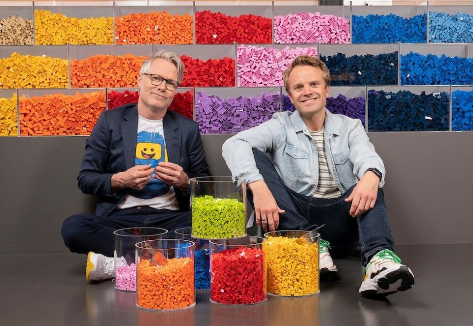 Skal vi bygge: Erik Solbakken (til høyre) får med seg Creative Director Erik Legernes i Lego i jakten på Norges beste Lego-bygger. Foto: Espen Solli