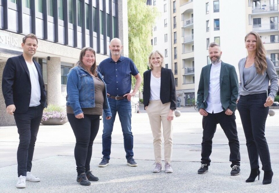 Lanserer ny merkevareplattform: Fra venstre: Michael Linnemann (kreativ leder i Design Container), Camilla M. Granheim (rådgiver i Energi Norge) Aslak Øverås (informasjonssjef i Energi Norge), Christina Christina Søgård (direktør for kommunikasjon og myndighetskontakt i Energi Norge), Christian Rene (Art Director i Design Container) og byråleder Linn-Cecilie i Design Container. Foto: Design Container