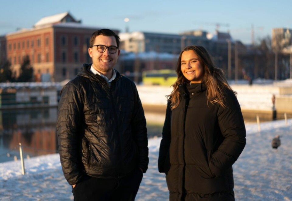 Nytt tilskudd: Daglig leder i Smidesang & Lyng, Karoline Pedersen ønsker Oscar Beckmann velkommen på laget.