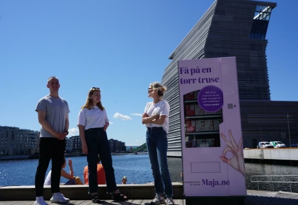 Presenterer automaten: Sebastian Graf Stenberg Mira Liv Helland Mortensen og Martine Flatlie presenterte onsdag den nye truseautomaten. Trusene i automaten er gratis og skal minne jenter på å skifte til tørt undertøy for å unngå urinveisinfeksjon. Foto: Mariann Hæstad