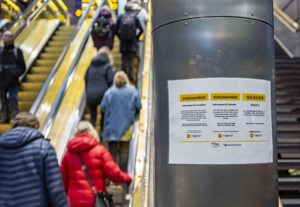 Rammer norske mediehus: Oppslag på Oslo S med informasjon om koronavirus. Nå begynner også det norske reklamemarkedet å merke konsekvensene av utbruddet. Foto: Paul Kleiven/NTB Scanpix