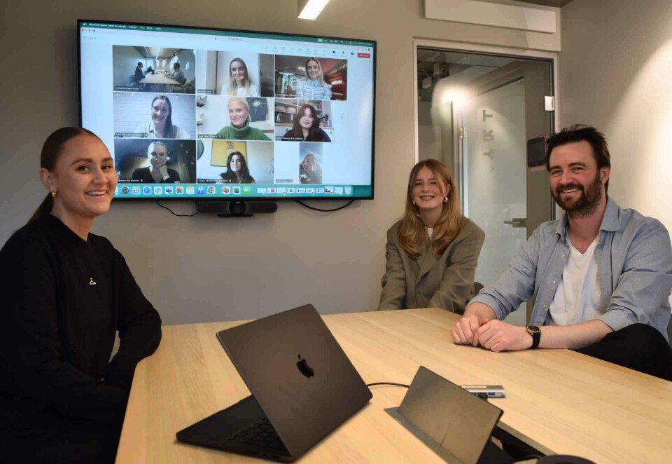 Opp på nordisk nivå: Fra venstre: Andrea Drevvatne Hugvik, fagansvarlig for TikTok i Try Opt, Ragnhild Larssæter, medlem av TikTok-panelet i Norge, og Gunnar Stensaker, daglig leder Try Opt. Her sammen med sine nordiske kollegaer på skjermen i bakgrunnen. Foto: Dag Robert Jerijervi