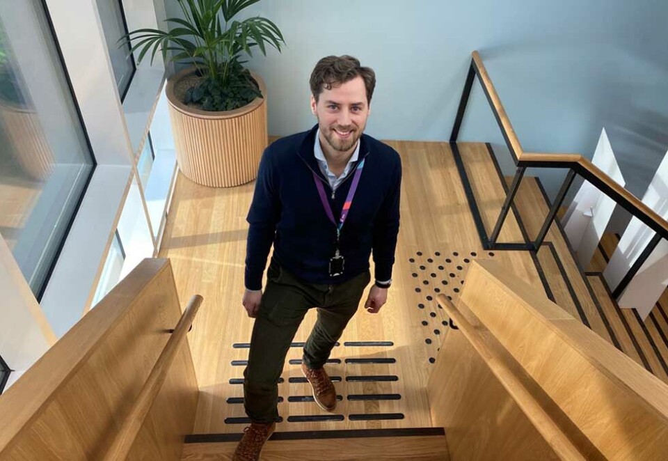 Peker på trender: Den nye TV-sjefen i Telia, Daniel Sørheim liker dårlig at strømmeselskapene vil dra seerne over i egne apper. - Det er en trend at strømmetjenestene i større og større grad vil ha all data hos seg og tvinger kundene over i sine apper, sier han. Foto: Knut Kristian Hauger.