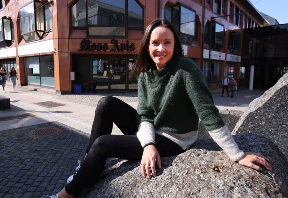 Bytter avis: - Målet er å levere saker som engasjerer og få det til å bli en nødvendighet å bruke Vestby Avis for å holde seg oppdatert, sier Trine Urstad. Her sitter hun foran sin nåværende arbeidsplass Moss Avis.