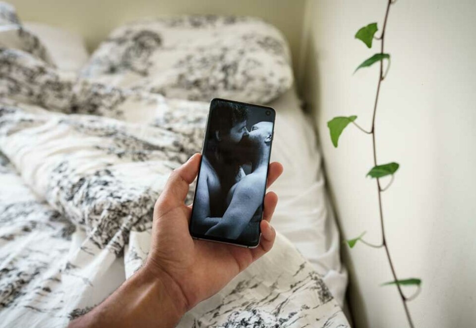 Flere klager: NRK la i helgen ut bilder av nakne mennesker i ulike sexposisjoner i en sexguide på nrk.no. Tirsdag hadde kanalen fått nær 100 klager på dette.