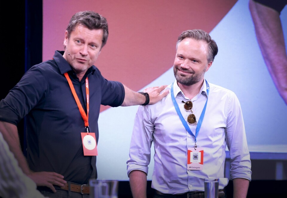 Måtte opp på scenen: Programsjef Trygve Rønningen fikk opp «Spillet»-produsenten Jostein Olseng i Mastiff på scenen i sesjonen «Programsjefene svarer: Hva vil dere ha?». Dermed ble det både frieri og flørting i Grieghallen på dag to av Nordiske mediedager. Foto: Eivor Eriksen.