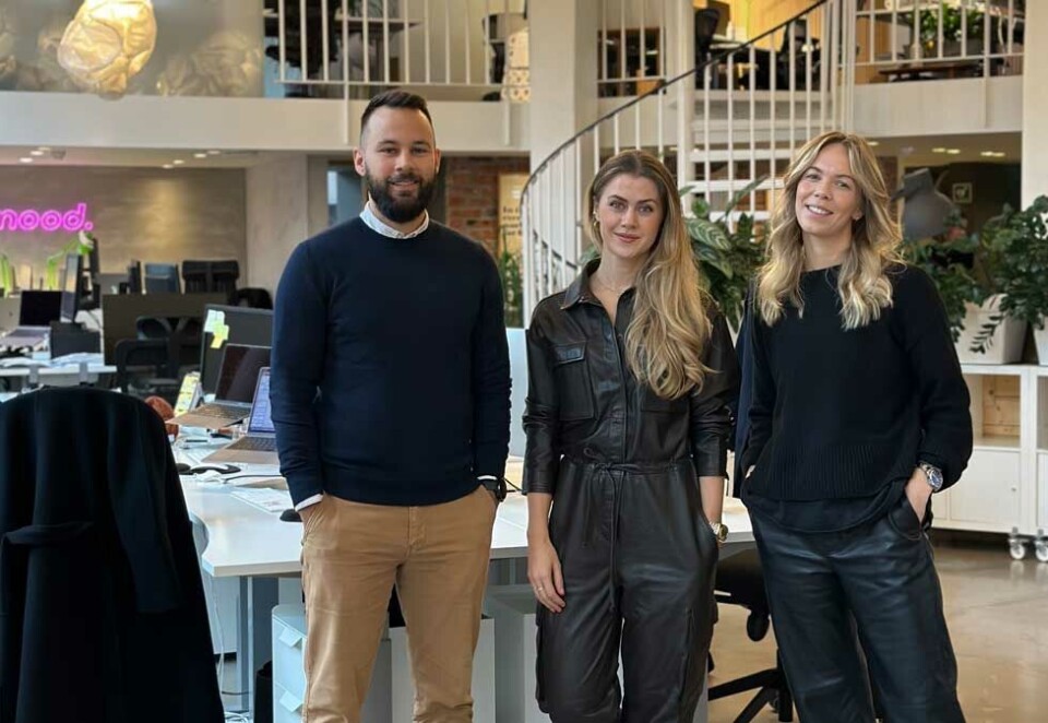 Tar over: Mediebyrået Mood tar over kontoen til inkassoselskapet Svea. - Vi trenger begge gode samarbeidsforhold for å ta ut det beste i hverandre, sier markedssjefen i Svea, Kristine Jeanette Vestad (i midten). Her sammen med Filip Hovland og Trine Slagnes fra Mood.