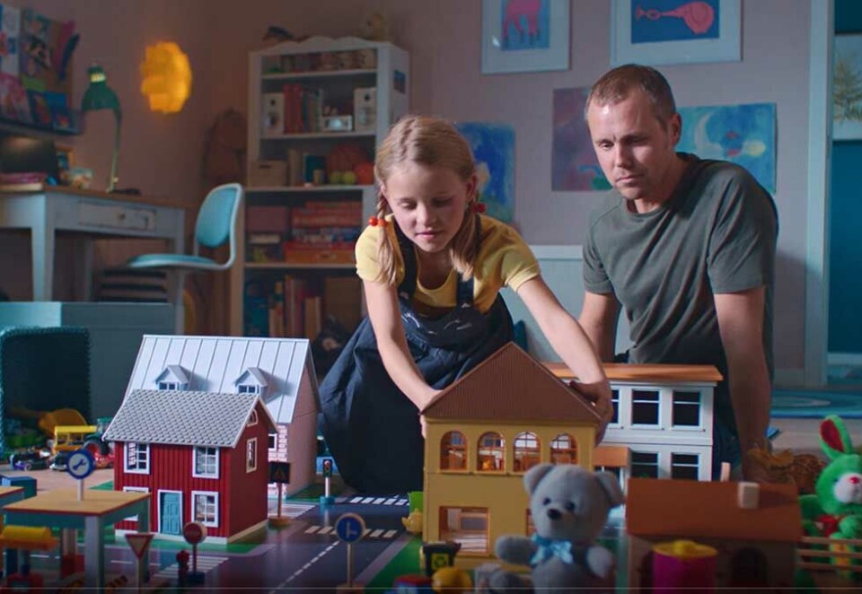 - Står støtt i stormen: DNB har flere ganger kjørt kampanjer som viser ringvirkningene norske bedrifter skaper. Bankens forsøk på å kjøpe Sbanken har også fått noen ringvirkninger. Men daglig leder i PR- og kommunikasjonsbyrået Apeland. Ole Christian Apeland, er ikke så bekymret. - DNE står støtt i stormen, skriver administrerende direktør i Apeland, Ole Christian Apeland.