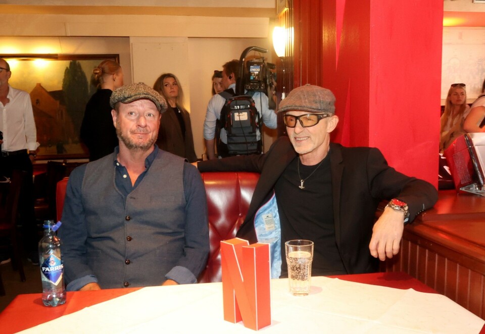 På stampuben: Øystein Karlsen og Jo Nesbø har et gigantisk budsjett til rådighet når de skal sette liv til Harry Hole på Netflix. Forfatteren selv Jo Nesbø er spøkefull med tanke på gigantbudsjettet. - Det er lønnen til meg og Øystein, ler han trygt plassert på Harry Holes egen stampub Schrøder. Foto Eivor Eriksen.