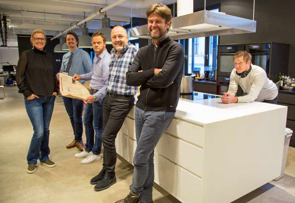 Flytter til sentrum: Kitchen-sjefen Haakon Dahl (foran) har tatt med seg staben til nye lokaler i Oslo Sentrum. Største nedturen er tapet av parkeringsplassen på Skøyen. - Nå har jeg begynt å reise kollektivt og rusler opp Karl Johan med musikk på øret, smiler Haakon Dahl. Her sammen med Therese Røkke, Hans Moe, Bjørn Polmar, Fritjof Hødnebø og Anders Holm.