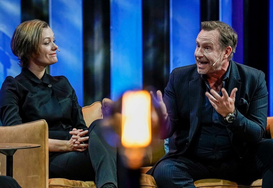 Vil ha strømmegiganter med på spleiselaget: Anette Trettebergstuen møtte manusforfatteren bak danske «Borgen», Adam Price, på Nordiske Mediedager i mai. Nå må Netflix, som produserer «Borgen», belage seg på nye offentlige krav, både i Norge og Danmark. Foto: Heiko Junge/NTB