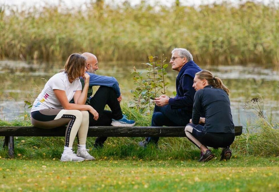 Hytten til Turistforeningen: Siri Storstein Hytten forlater statsministerens kontor og statsminister Jonas Gahr Støre til fordel for Den Norske Turistforening. Her de to under en luftetur under sonderingene om mulig regjeringssamarbeid på Hurdalsjøen. Foto: Lise Åserud / NTB