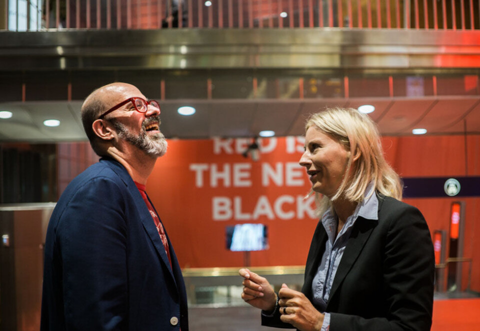 Går for rødt: Internasjonal Coca-Cola-topp Walter Susini er i Oslo for å lansere røde Coca-Cola-flasker uten sukker. Her er han med norsk Cola-topp Karen Huffman. Foto: Tobias Fredø.