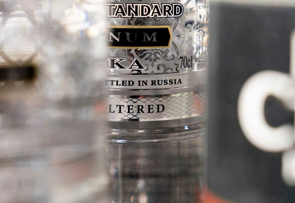 Forsvinner fra hyllene: Russisk vodka, erter og sjokolade forsvinner fra mat- og drikkehyllene som en følge av den russiske inovasjonen og krigen i Ukraina. - Jeg tror det er veldig positivt at de trekker varene, sier PR-topp, Ole Christian Apeland, til Kampanje. Foto: NTB.