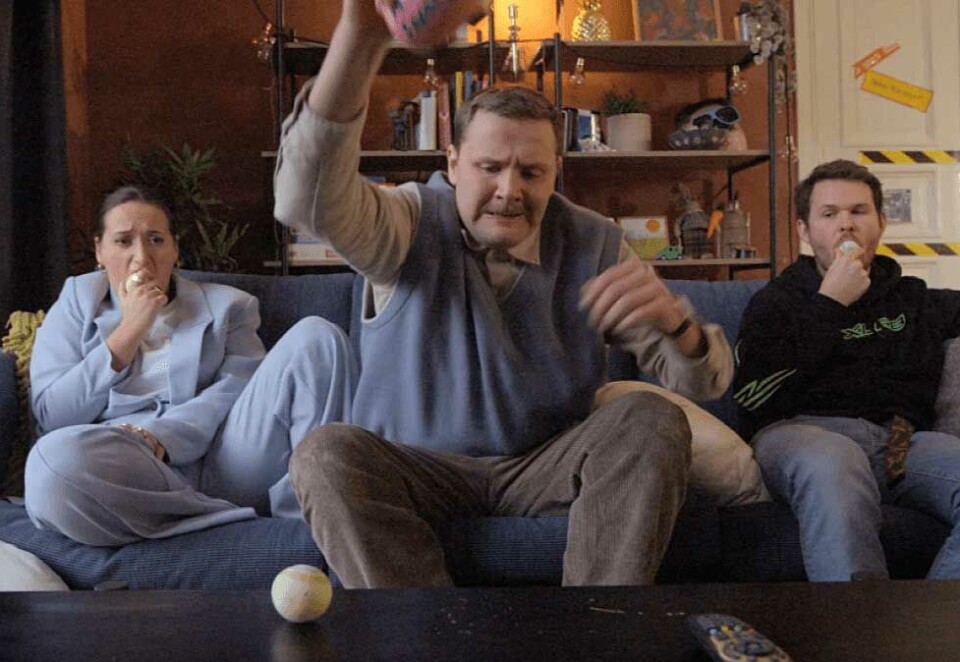 Ny serie: Fra høsten av får man se Martin Lepperød i TV 2-serien Bislett bnb, hvor han spiller karakteren Frans. Johan Sigmundstad (27) i rollen som den kyniske gameren Simen, og Giulia Hellesdatter Roi (28) i rollen som kontrollfriken og kremmerspiren Bella. Foto: Skjermdump