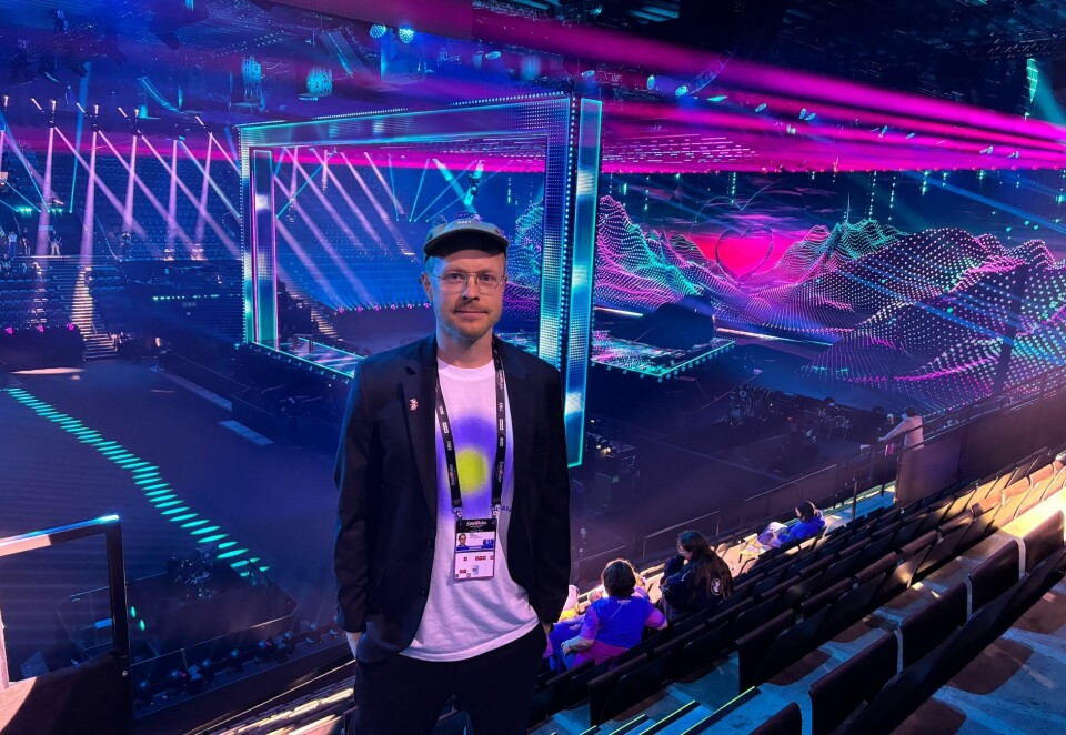På arenaen: Mads Tørklep leder den norske Eurovision-delegasjonen for første gang. Han har imidlertid ringt den tidligere sjefen for tips og triks på veien. Foto: NRK/Vetle Nielsen.