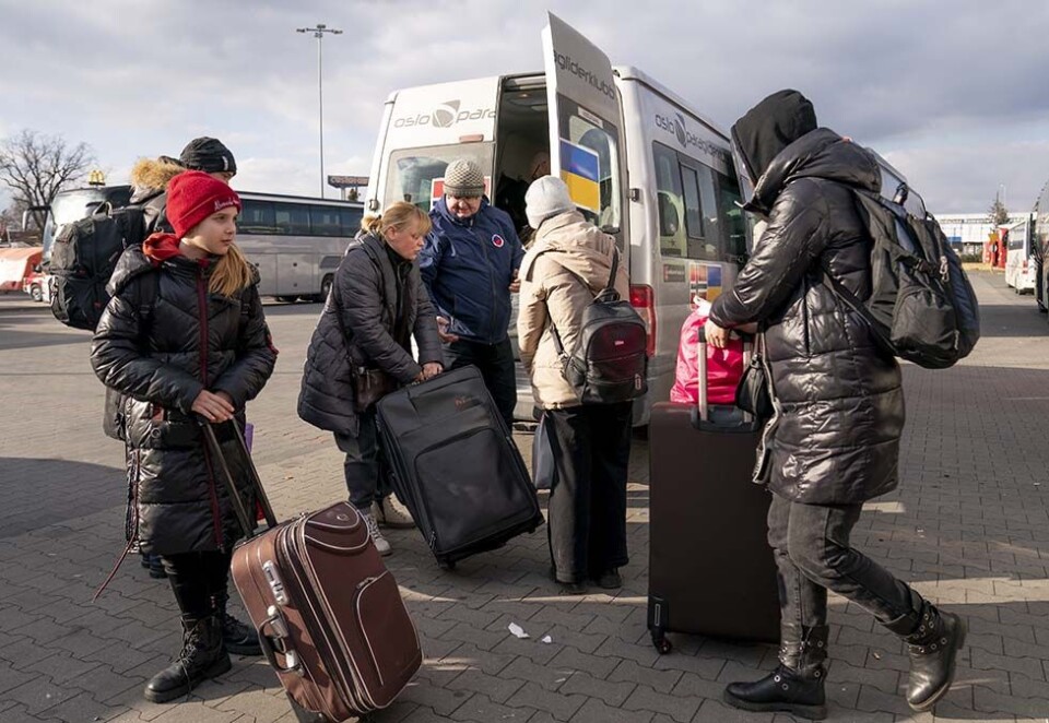 Flykter: Ukrainske flyktninger på vei inn i en minibuss som skal kjøre til Norge. Foto: Torstein Bøe/NTB