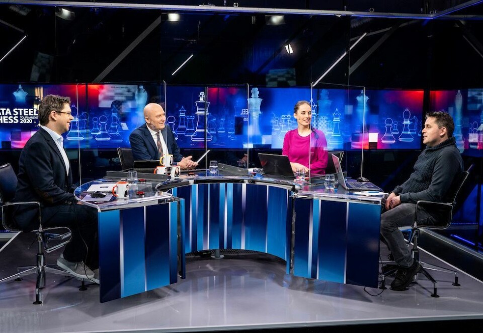 Kontroversiell: David Toska (til høyre) skal sitte i sjakkstudio med TV 2s ekspert Jon Ludvig Hammer (til venstre), programleder Fin Gnatt og sjakkommentator Heidi Røneid. Foto: Erik Teige/TV 2