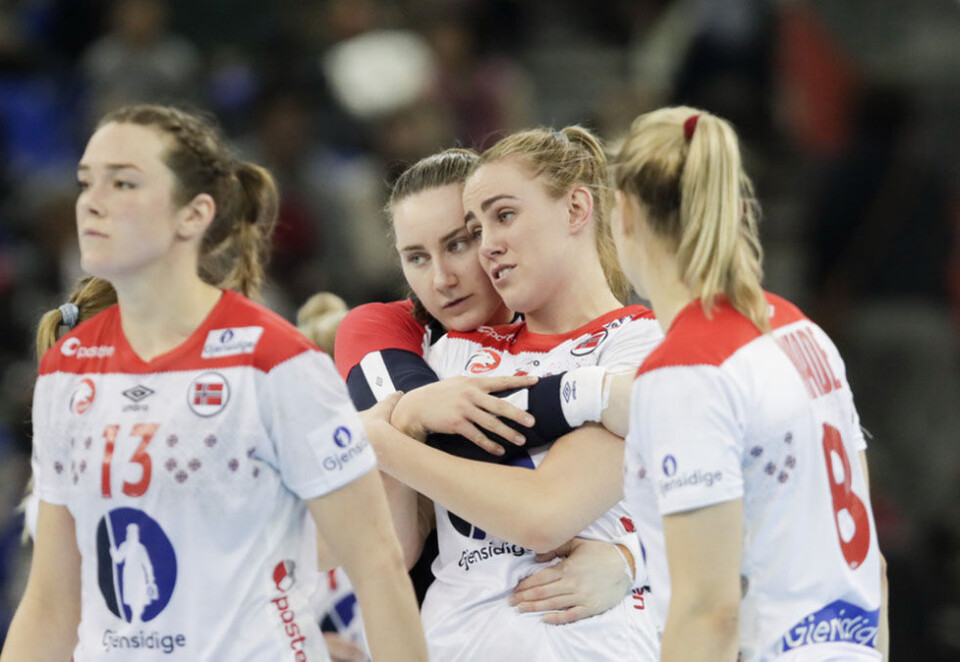 Mistet pallplass: De norske håndballjentene gir hverandre trøst etter tapet mot Russland i bronsefinalen. Foto: Vidar Ruud/NTB Scanpix