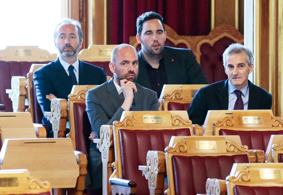 Vil øke mediebudsjettet: Arbeiderpartiet vil øke NRKs inntekter og gi mer penger til pressestøtte. Partiet legger fram sitt alternative forslag til statsbudsjett i dag. Her er Ap-nestleder Trond Giske (til venstre), Aps mediepolitiske talsperson, Arild Grande (nr 2 fra venstre), og Ap-leder Jonas Gahr Støre (til høyre). Foto: NTB Scanpix.