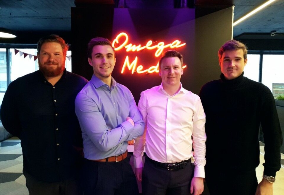 En dose med Omega tre: Daglig leder Kristian Kjærnes får sin dose med Omega tre nå han ansetter, Markus Fasting, Svein Stormyr og August Haugen. - Jeg har stor tro på det nye teamet, sier Omega Media-sjefen.