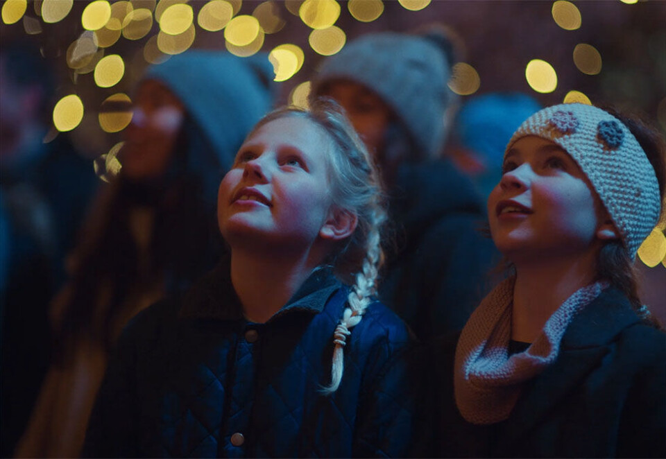 Juleglede: En av landets største tv-annonsører er klar med årets julefilm. - Vi var sterke i trua på at dette var en bra miks for å skape gode julevibber i bakgården, sier Jo Espen Johansen, kreatør i reklamebyrået Los & Co som står bak filmen.