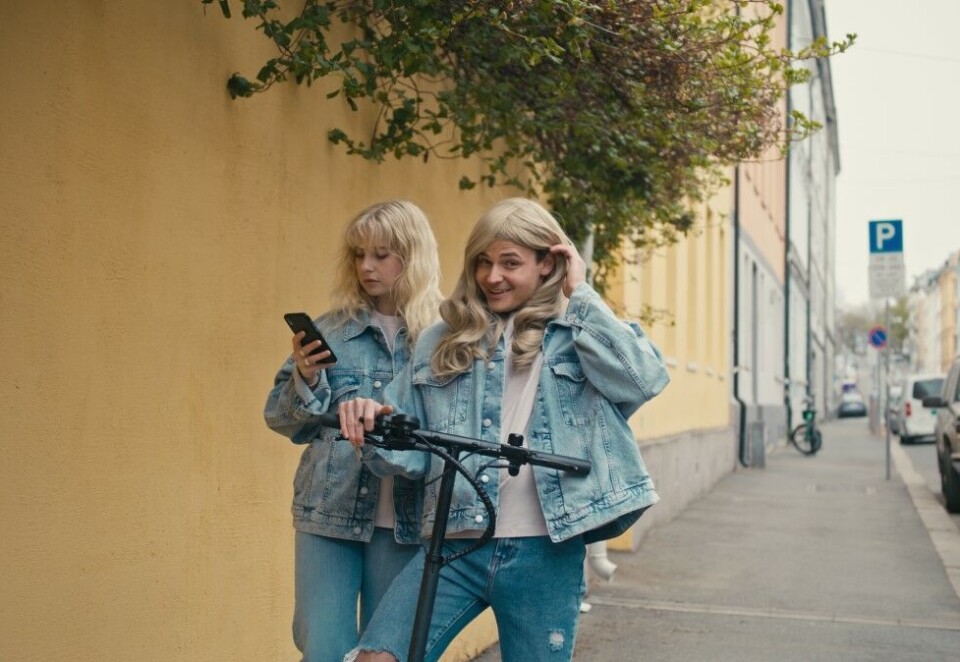 På sparkesykkel: Aleksander Sæterstøl er kjent både fra realityserier og programlederjobbing for TV 2 i «God kveld Norge». Nå begynner også reklameoppdragene å renne inn.