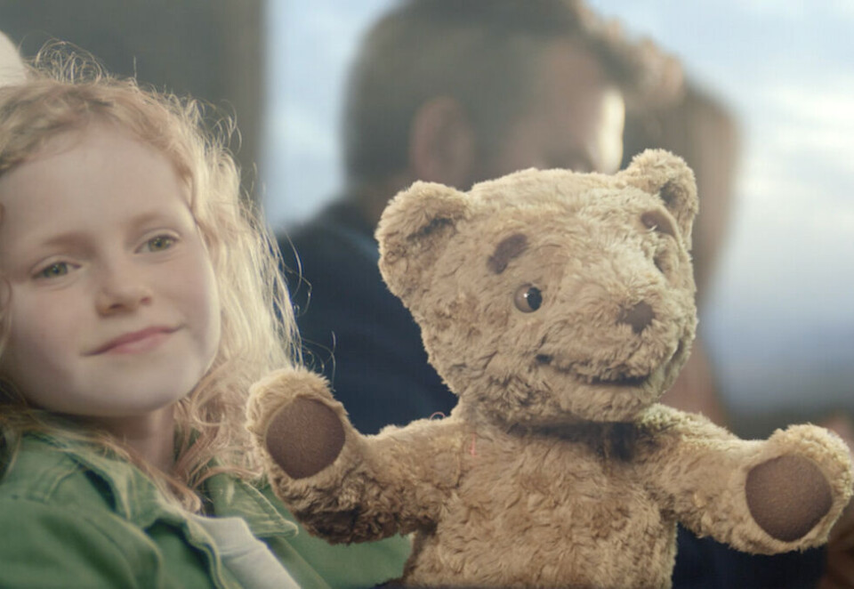Setter reklamekonto i spill: Flytoget har satt igang en anbudsprosess for å finne en ny reklamepartner for de neste fem årene. Her ser du Teddy fra reklamefilmen som gav dagens byrå Anorak sølvfisk tilbake i 2019. Foto: Anorak.