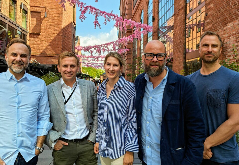 Ny ledelse: Ståle Westby (f.v), Kjell Gabrielsen, Ine Ottesen, Cato Drægebø og Christian Skråmm er en del av den norske ledergruppen i IPG Mediabrands Norge. Drægebø tok nylig over som øverste leder i byrågruppen og vil nå jobbe for å farge de røde tallene sorte. Kicki Bornström, som også er i ledergruppen, var ikke til stede da bildet ble tatt. Foto: Øyvind Hofsrud.