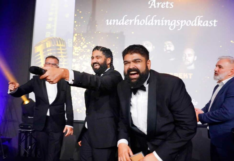 Podkastvinnere: NRK tok hjem alle podkastprisene under helgens Prix Radio. Her programlederne Abubakar Hussain og Sandeep Singh med resten av «Med all respekt»-teamet, Galvan Mehidi (delvis skjult) og produsent Jan-Terje Østerberg(til høyre). Foto: Eivor Eriksen.