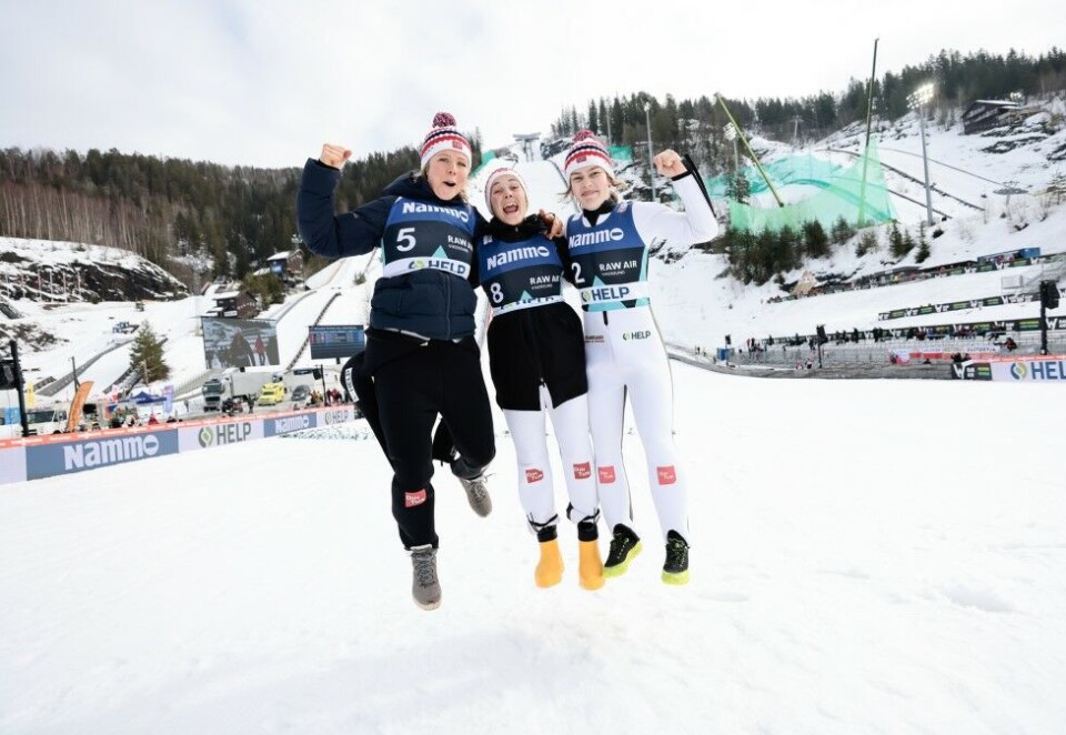Historiske: Maren Lundby, Silje Opseth og Anna Odine Strøm ble historiske da de deltok i tidenes første skiflygningsrenn for kvinner. Foto: NTB