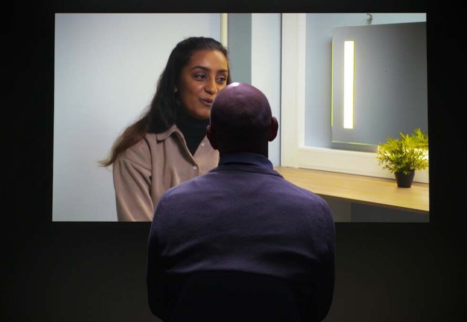 Hyller treneren: I reklamefilmen hylles treneren Kurte for å ha «lyst opp hverdagen» til den iranske jenta.
