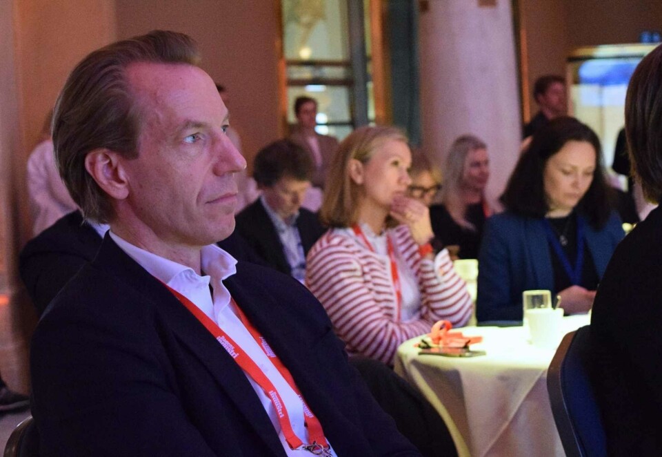Stor avstand: Det er bare meter som skiller Bonnier News-sjef Anders Eriksson (foran) og Schibsted-sjef Siv Juvik Tveitnes på Media Summit i Stockholm, men i spørsmålet om kunstig intelligens er de milevis unna hverandre. Foto: Dag Robert Jerijervi