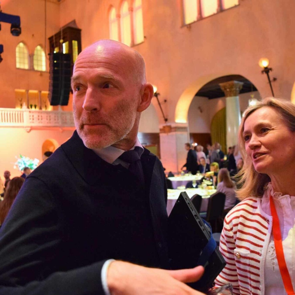Tett mellom toppene: Administrerende direktør Stig Ørskov i JP/Politikens Hus løper på konsernsjef Siv Juvik Tveitnes i Schibsted i en pause på Media Summit. Foto: Dag Robert Jerijervi