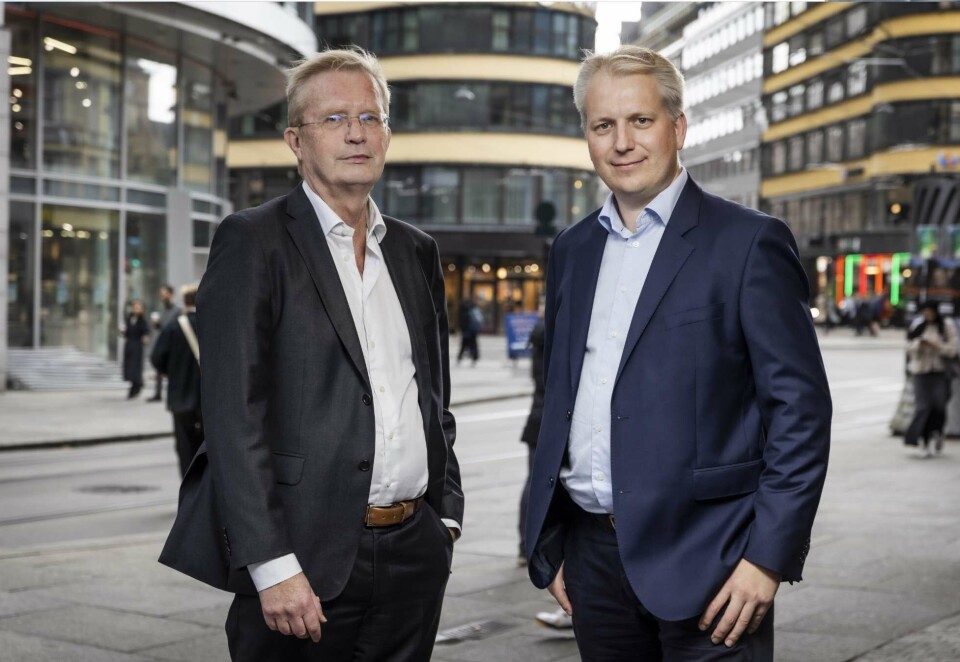 Amedia-direktør John Kvadsheim (t.v) og administrerende direktør i Schibsted Delivery, Hans Kristian Hallén-Hasaas, har funnet sammen om en ny distribusjonsavtale. Foto: Ihne Pedersen/Amedia