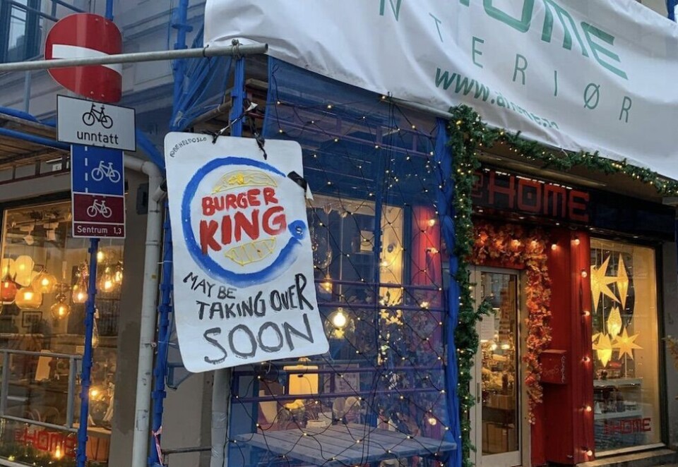 Tok over Grünerløkka: Med hjemmesnekrede plakater, tok Art Director Sollin Sæle og et knippe likesinnede over bybildet på Grünerløkka i Oslo for å gi lokalbebefolkningen en oppvekker. Stuntet har skapt mye begeistring, men ikke alle har latt seg rive med. Foto: Hunting Lodge