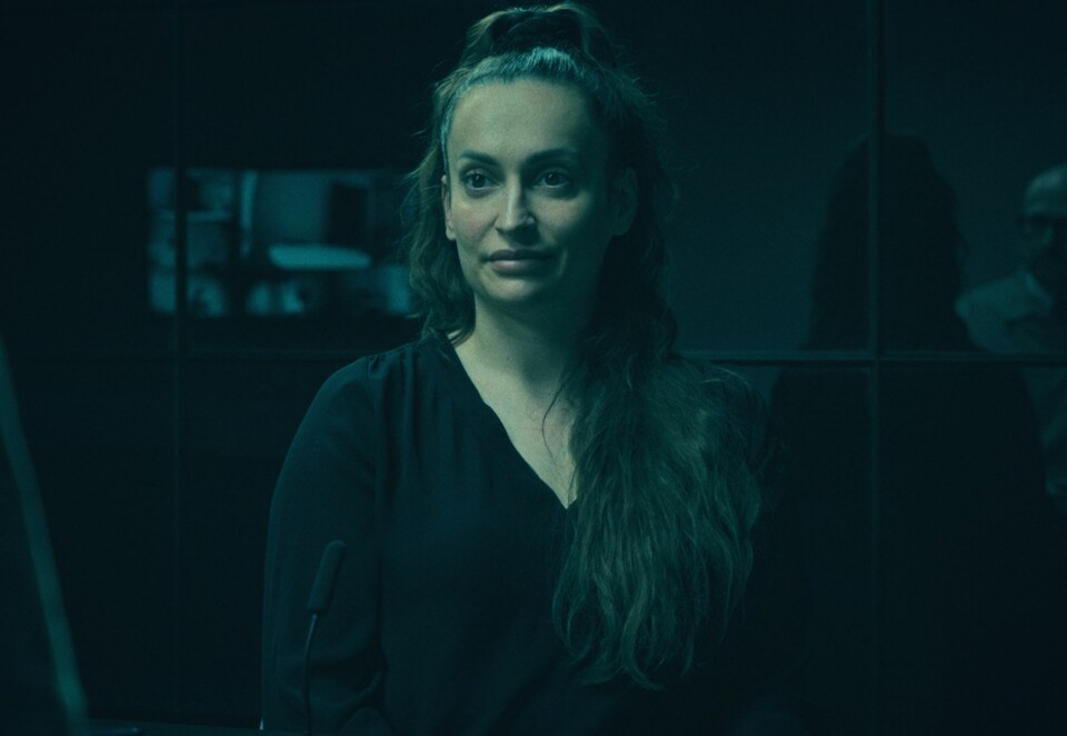 Muldvarp: Amira Smajic ønsker seg et nytt og bedre liv og tilbyr seg å være dansk TV2s muldvarp for å avdekke hvordan dansk elite snylter på skatten og unngår straff. Foto: TV2/NRK