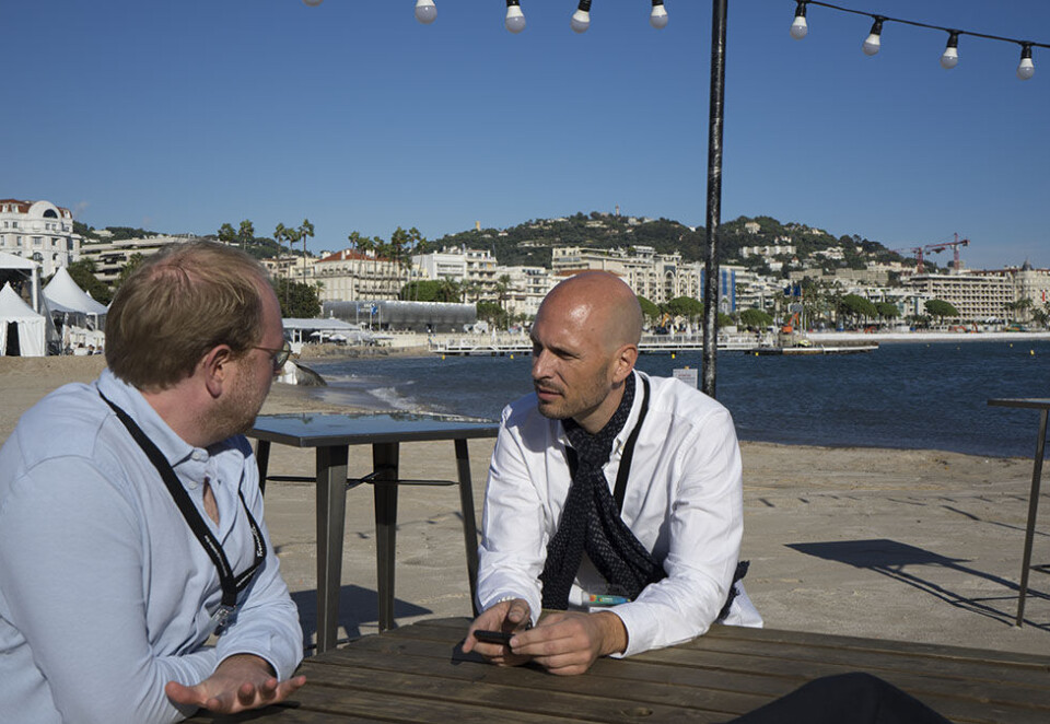 Trygg på salg: Petter Testmann-Koch (til høyre) er på plass på tv-messen Mipcom i Canes. Han har med seg NRKs dramasuksess «Exit» og er trygg på at de skal lande noen internasjonale avtaler for serien. Her er han med en Fremantle-kollega fra Nederland. Foto: Sidsel Dalen