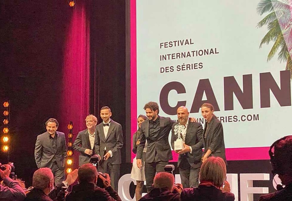 Cannes-fest for NRK: Nader Khademi, Jonas Strand Gravli, Ayaz Hussain, Hina Zaidi, Benny Achour, Arben Bala og Kristin Grue kunne juble for to priser under seriefestivalen i Cannes denne uken. Foto: Malene Sandgrav/Rubicon