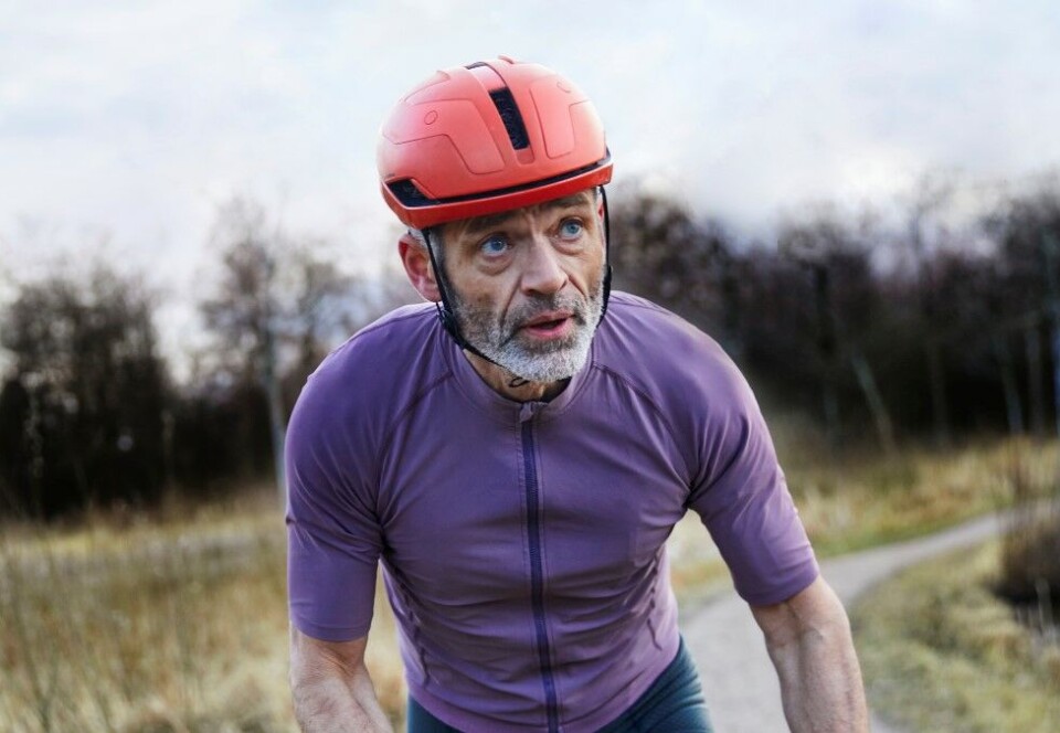 Hverdagslige valg: I Santanders nye reklamekampanje, signert McCann København, møter seeren på en rekke karakterer i det de tar ulike valg, slik som mannen over. Skuespiller Jacob Oftebro har gjort voice-over på norsk, svensk, dansk og engelsk i filmen. Foto: Santander