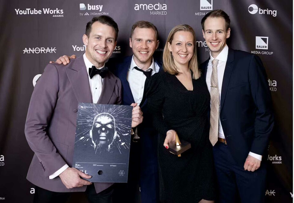 Gull-team: Aleksander Hetland, Torstein Skogedal og Thomas Eltvik sammen med Mari Husby fra McDonald’s på Gullblyanten der det daværende Nord DDB-teamet gikk til topps i effekt-kategorien. Foto: Stine Østby