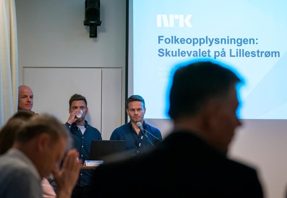 Valgstunt på Lillestrøm: Da Kringkastingsrådet avholdt sitt møte i dag var prosjektredaktør Jan Egil Ådland i NRK kalt inn for å snakke om Folkeopplysningen. Her Ådland sammen med TeddyTV-produsentene Lasse Nederhoed og Tor Erik Olsen. Foto: Scanpix.