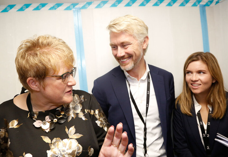 Skrev under på avtale: I september i fjor kunne kulturminister Trine Skei Grande (til venstre) og TV 2-sjef Olav T. Sandnes skrive under på en avtale som igjen gjør tv-kanalen til en allmenkringkaster. Her med TV 2-rådgiver Sissel Kruse Larsen (til høyre). Foto: Eivor Eriksen