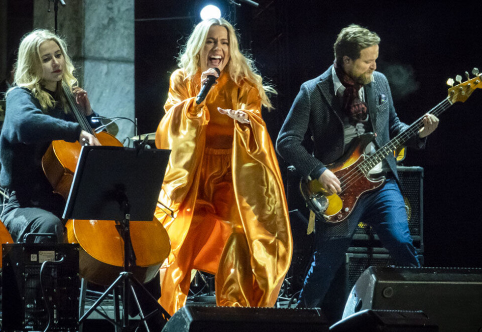 Hyllet fredsprisvinnerne: Et stjernelag av norske artister hyllet fredsprisvinnerne utenfor Oslo rådhus i går. Her er Julie Bergan i aksjon. Foto: Heiko Junge/NTB Scanpix