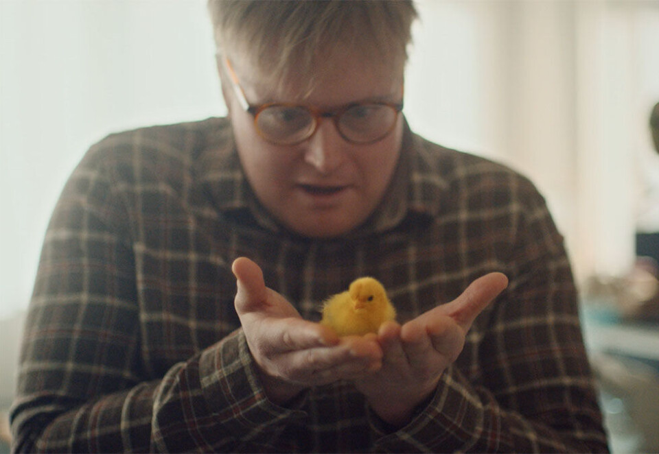 Kylling ut av nesen: I fjor høst innledet Vipps et samarbeid med reklamebyrået Try. Det har blant annet resultert i en reklamefilm der en mann nyser en kylling ut av nesen. Se flere filmer nedover i saken.
